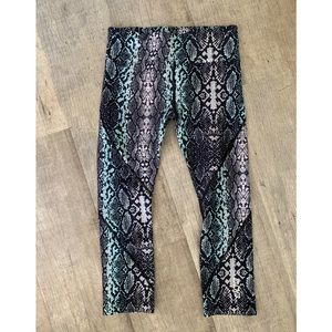 Lorna Jane snake print cropped legging size small